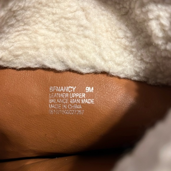 B. Makowsky Boots in Size 9. - Picture 7 of 9